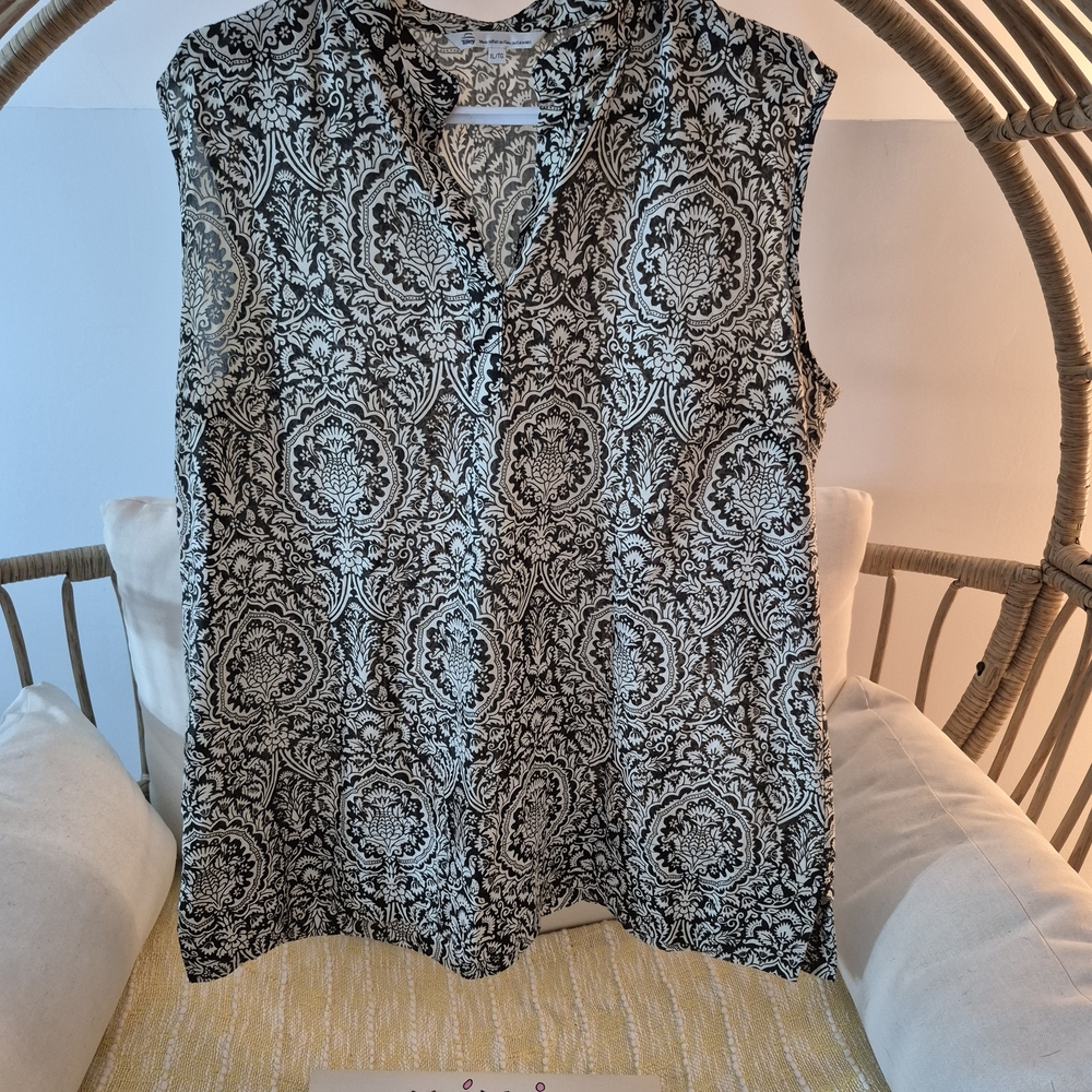 Tilley 🇨🇦 Made in Canada 🇨🇦 Elegant Black and White Paisley Blouse